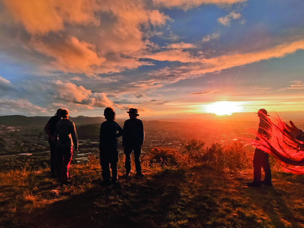 Jugendlich beim wandern im Sonnenuntergang.