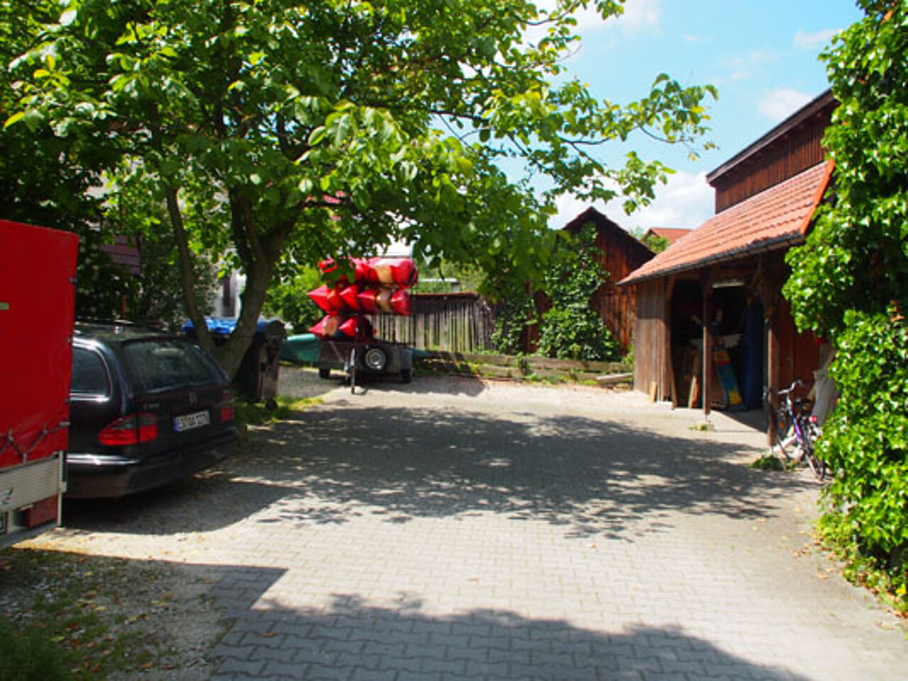 Hof mit Kajak-Anhänger für fir Freizeiten.