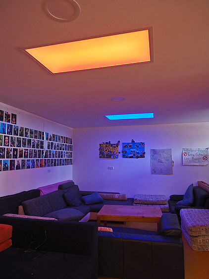 Discobeleuchtung im Sofaraum.