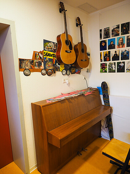 Gitarren und Klavier im Sofaraum für gemütliche / musikalische Abende.